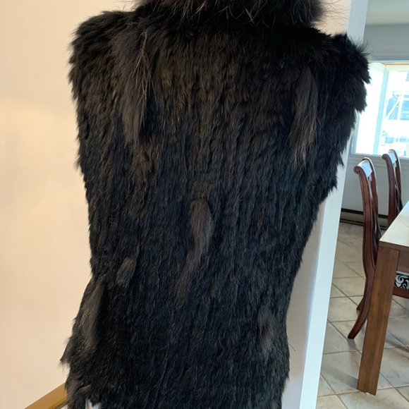 Simons woman’s black fur vest - Picture 4 of 9